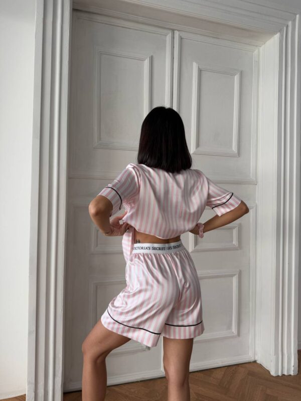 VS İpek Saten Pembe Beyaz Çizgili Klasik Şortlu Takım